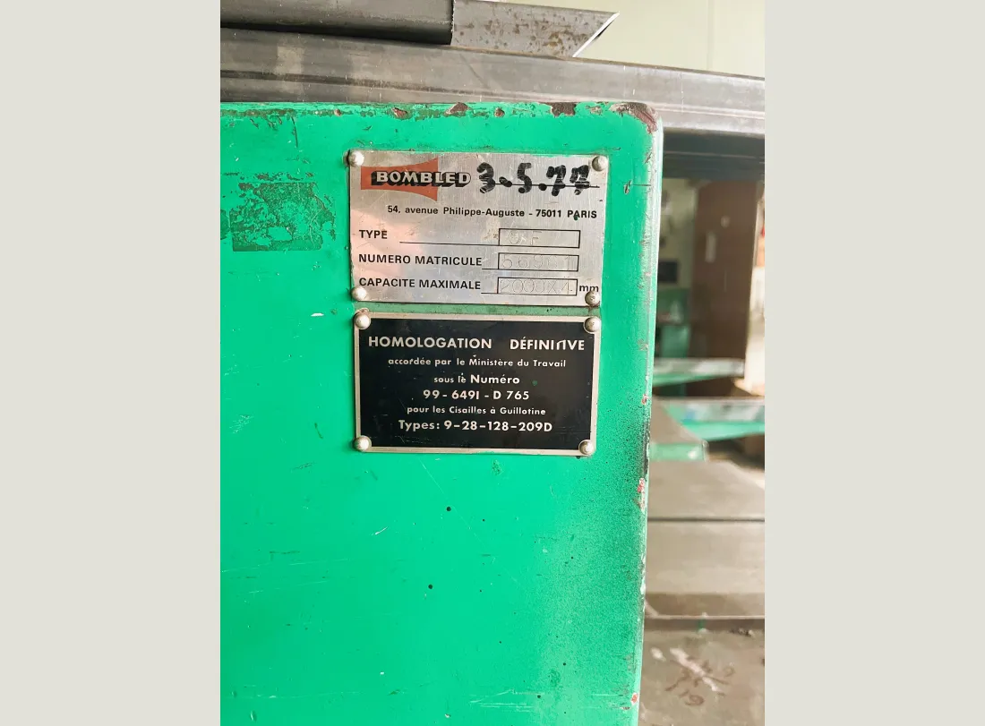 Shear BOMBLED 2000 x 4 3