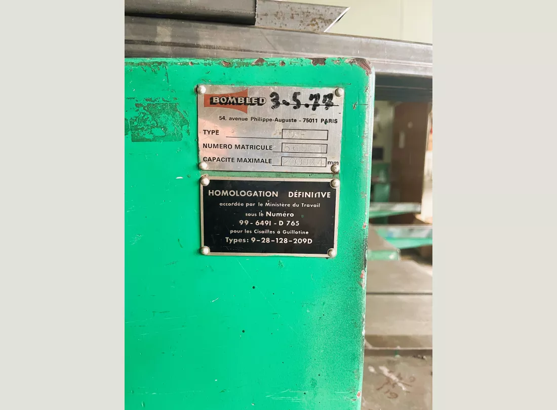 Shear BOMBLED 2000 x 4 3